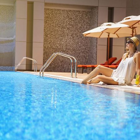 Downtown Rotana Manama Exterior foto The swimming pool at the hotel