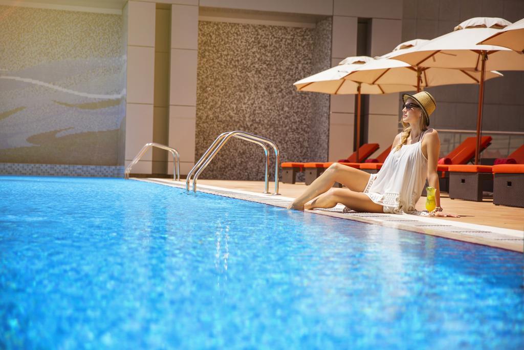 Downtown Rotana Manama Exterior foto The swimming pool at the hotel