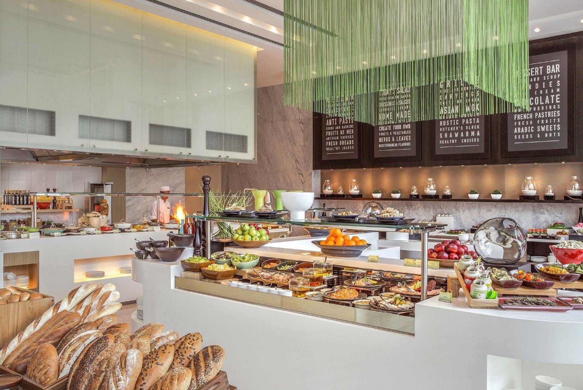 Downtown Rotana Manama Exterior foto The buffet at the hotel