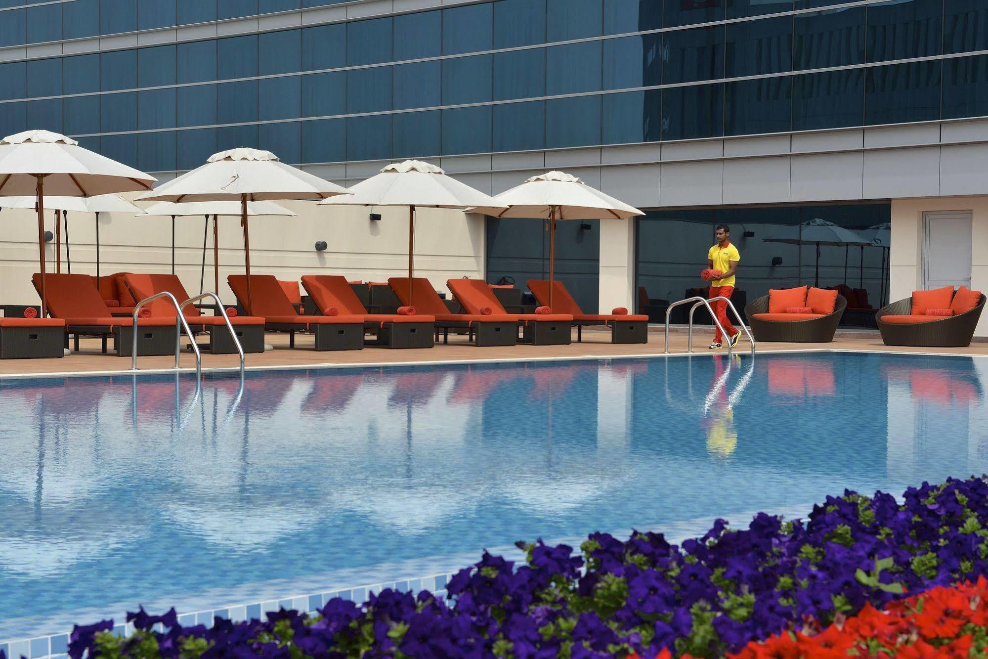 Downtown Rotana Manama Exterior foto The pool at the hotel